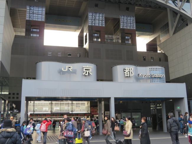 名古屋からのぞみに飛び乗り、36分と寝る暇もなく京都駅に到着です。<br />観光案内所は人でいっぱいの為、全体の地図だけGETします。<br />事前になんとなく定番の名所の位置を頭に叩き込んでいたので、第一の目的地、清水寺までバスですんなりといけました。<br />勿論、500円でバス乗り放題のカードは忘れずに購入しました。
