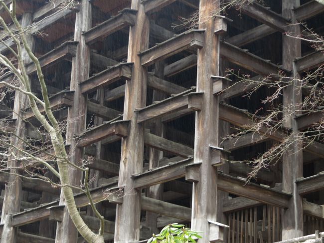 139本のケヤキの木を使用し釘を1本も試用しない「懸造（かけつくり）」という構造とのことです。<br />400年も前にこの工法で建てられたというのが信じ難いですね。<br />恐るべし日本人。