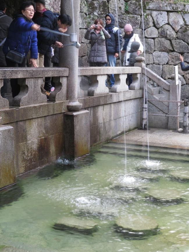 あまりにも並んでいたので、諦めます。<br />ココには3本の滝があり、3本の水の一つだけを選んで一口だけ飲むのが流儀のようです。<br />二口飲むと半分のご利益に、三口も飲むと三分の一のご利益しかいただけないといわれています。<br />更に、滝水を３本とも飲むと願い事が全て反古になり何もご利益がいただけないと…厳しいですね。<br />何事も欲張ってはいけないとの戒めの教えは大切にしましょう。