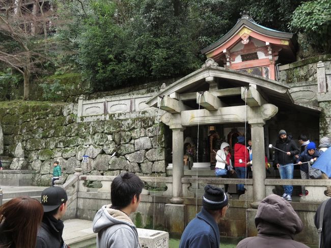 音羽の滝前は行列です。