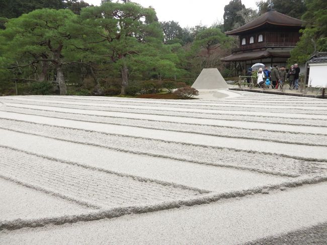 白い石の庭に銀閣、良い感じですね。