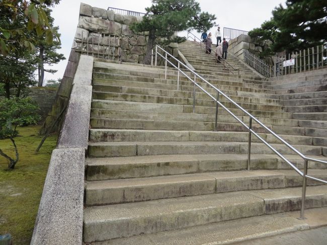 天守閣跡を登ります。
