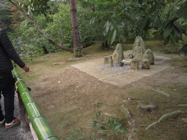 「白蛇の塚」<br />願いが叶うということで、おわん目掛けて賽銭を投げましたが入りませんでした。<br />