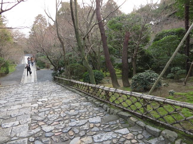 修学旅行のかすかな記憶が蘇りつつ、石庭を目指します。