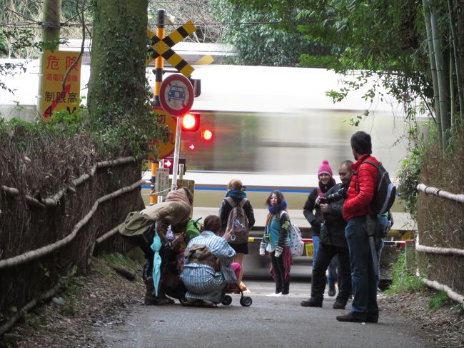 着物の女性と欧米系の観光客が国際交流しています。<br />なんか、画になりますね。