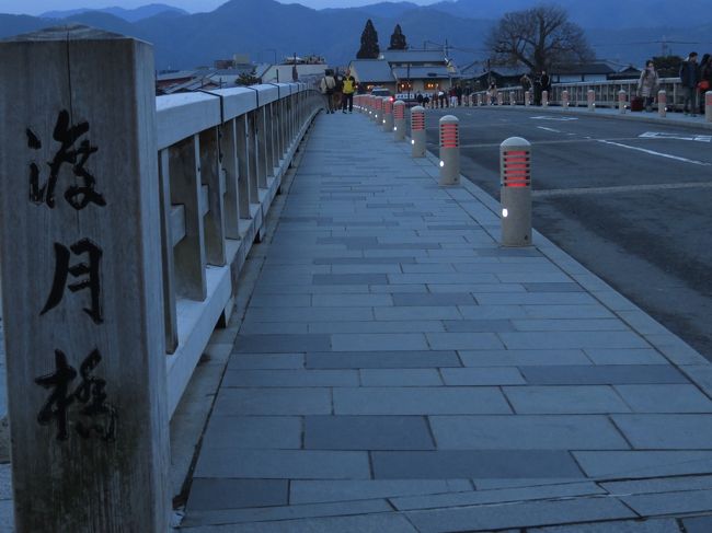 景色を眺めながらゆっくりと渡ると、辺りはすっかりと暗くなってきました。<br />