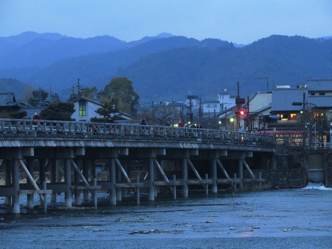 もう少し明るい時間か或いは夜のほうが綺麗なのでしょう。<br />京都駅行きの丁度良いバスが来ました。<br />そろそろ帰りましょうか。