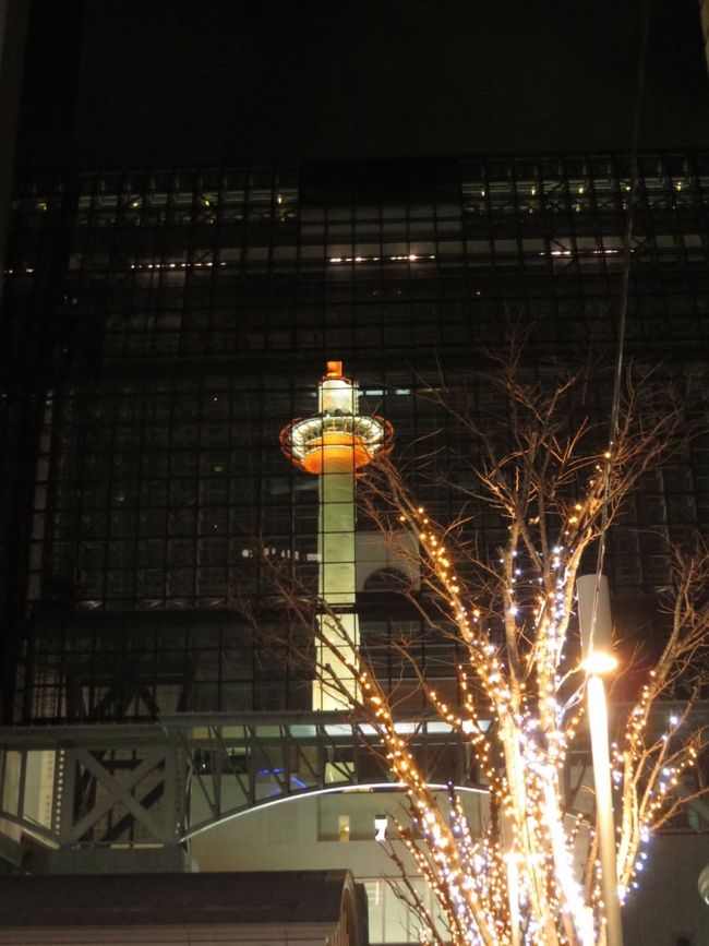 駅ビルに反射する京都タワーもちょっと素敵だったり。