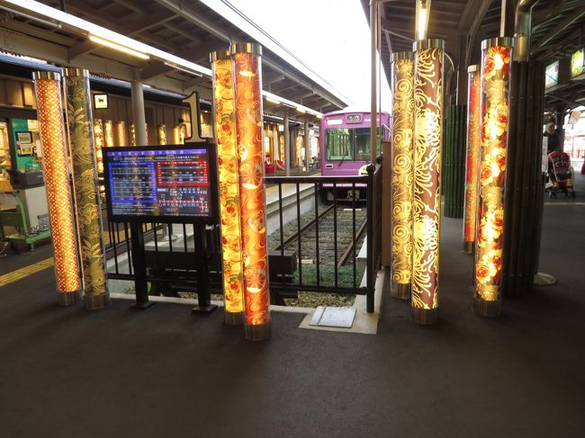 「キモノフォレスト」というものでした。<br />京友禅を使用した高さ2メートルのポール600本が置かれ駅全体が１つの作品となってます。<br />デザイナーの森田恭通さんによって手がけられたらしいです。