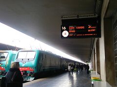 今日はモンテバルキのプラダのアウトレットspaceに行きます。

9：09発の電車でMontevarchi-Terranuova駅下車。9時47分着でした。
駅を降りるとタクシーが待っているので、その辺の人と乗り込みます（1台12ユーロ。4人以上は一人3ユーロです）。