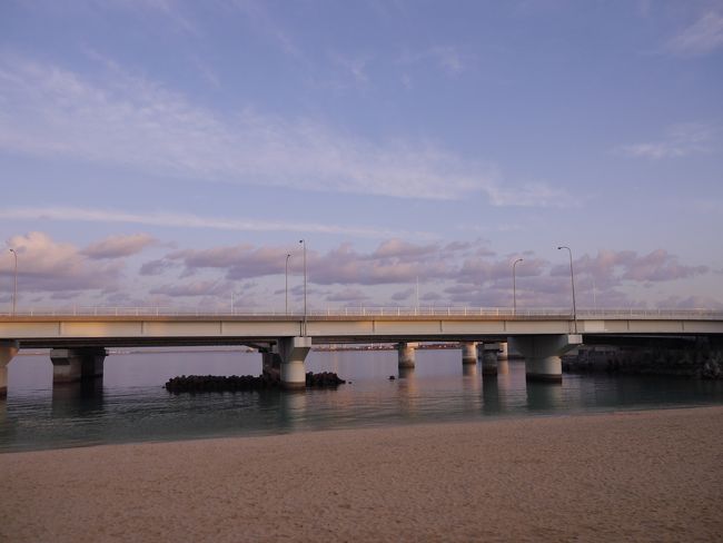 ２日目の朝。ホテルから１５分くらい歩いて波の上ビーチまでやって来ました。