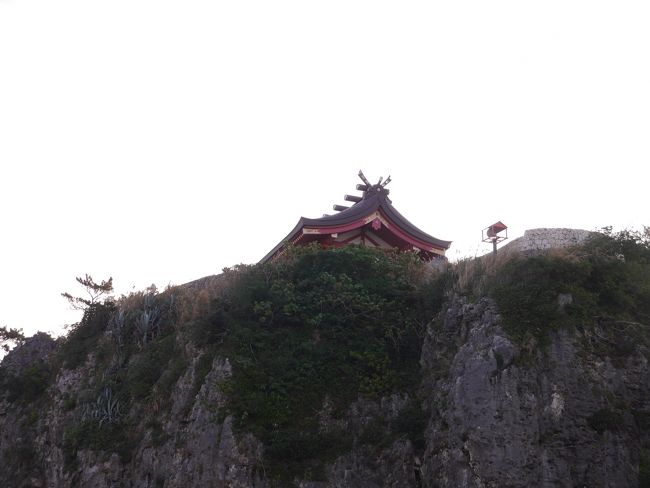 ビーチの真上、「波の上」に神社があります。