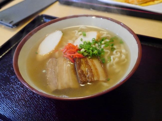 沖縄そば。<br />店内は夜お仕事をされた方々で賑わっていました。