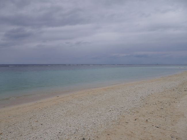 レンタカーを借りて、米原ビーチへ。<br />