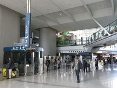 台湾高速鉄道（新幹線）で、高鉄　新竹駅へ
乗車時間は３０分程度です。