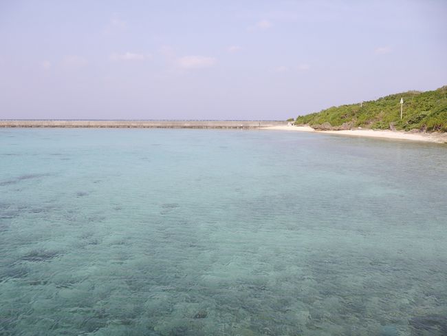 厳しい揺れに耐えた結果、透き通る海に会えることができました。<br />港横のビーチ。