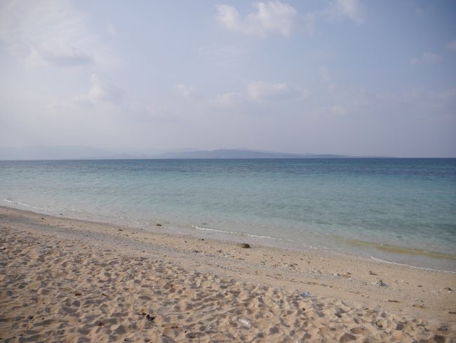 自転車を借りて、時計回りに島を１周します。<br />まずは屋良浜。西表島を眺める広い砂浜です。