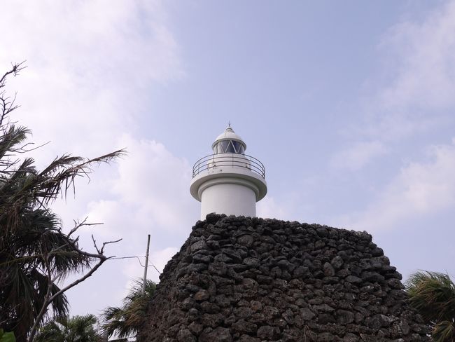 島を１周し、鳩間中森の灯台へ。