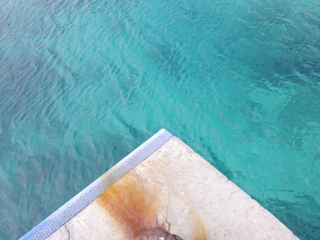 桟橋のはしっこ。とにかく青い！