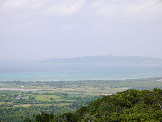 帰りの飛行機までの時間を利用して、島を１周。<br />バンナ公園のエメラルドの海を見る展望台。<br />日が差し込むと、竹富島から小浜島方面の海がエメラルドに見えます。