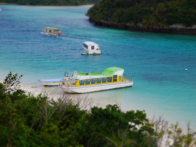 オフシーズンでも水中観光船はたくさんのお客さんを乗せていました。