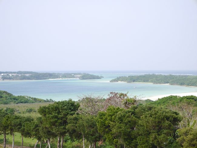 空港への途中、川平湾を遠くに眺める展望台。