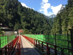 欅平駅をおりて先に進みます。深い渓谷を渡る橋は塗装工事中