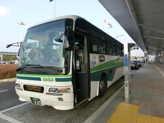 佐賀市内へはこの空港バスで向かいます。
本当は１本前のバスに乗れましたが佐賀駅直行だったので
つぎの準急(17:05)まで待ちます。

２枚券で往復１０００円なり。