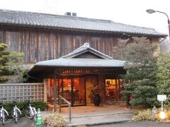 いきなりチェックイン前に
デパートで買い物しちゃいました。
急いで今回のお宿「あけぼの」に歩いて向かいます。

創業明治２２年の老舗旅館。
はじめは駅前のコンフォートホテルを予約していましたが
こちらの方が雰囲気がいいのでこちらに変更しました。

文化人の宿泊が創業当時から多いとか・・・

http://www.ake-s.com/