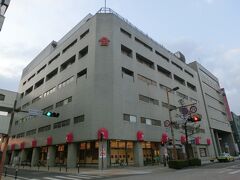 空港バスで２０分ちょっと。
県庁前で降りたら大好きなデパートが見えてきました。
佐賀玉屋です。
http://www.saga-tamaya.co.jp/

玉屋といえば
かつては福岡や小倉、長崎にもありましたが
いまじゃここだけかな？

外観はまるで業務ビル。デパートっぽくないですが
店内は改装されていて意外ときれいです。
本館と南館の２館体制。こちらは本館です。