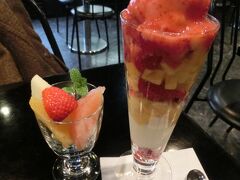 もう１０時過ぎなのに賑わっている
フルーツショップがありました。
ここ『アニバーサリー』は
夕方から深夜１時までオープンだそうです。

もう１０時過ぎなのにみんなパフェを食べてます。
呑んだ後のパフェ？

ボクもイチゴとマンゴーのパフェいただきます。美味しい♪
９５０円也〜
小さなフルーツも付いてきます。