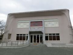 続いては・・・
２月１４日にリニューアルしたばかりの大隈記念館へ。
ボクは早稲田卒じゃないけど・・・

展示品よりも建物のデザインが気に入りました。