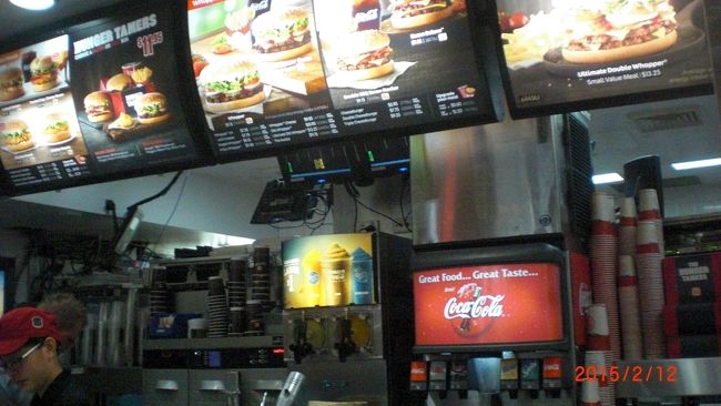 そろそろお昼なので、お腹がすき地元のハンバーガー店に寄りました。