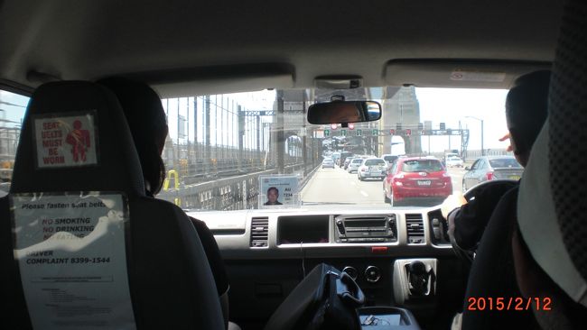 お迎えのミニバスに乗って出発です。せっかくシドニーに来たのだからシッカリと名所はおさえておかないとね♪♪♪ハーバーブリッジを渡ります。