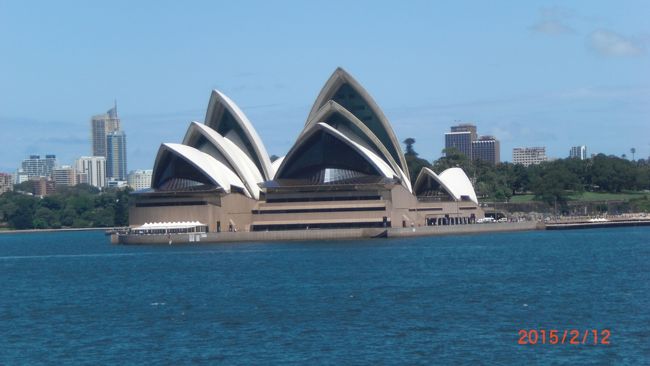 対岸からオペラハウスを望みます。