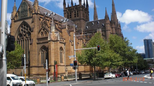 セント・メアリーズ大聖堂、オーストラリアのカトリックの総本山。中のステンドグラスが素晴らしいそうですが、生憎当日お葬式に重なってしまい、入る事はできませんでした。ハリーポッターの世界に迷い込んでしまったような雰囲気です。