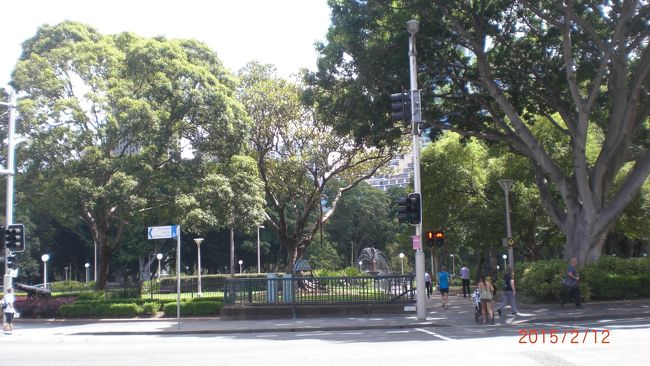 こちらはハイドパーク。外側が丸くなってます。大昔、馬が走ってた名残りとのこと。