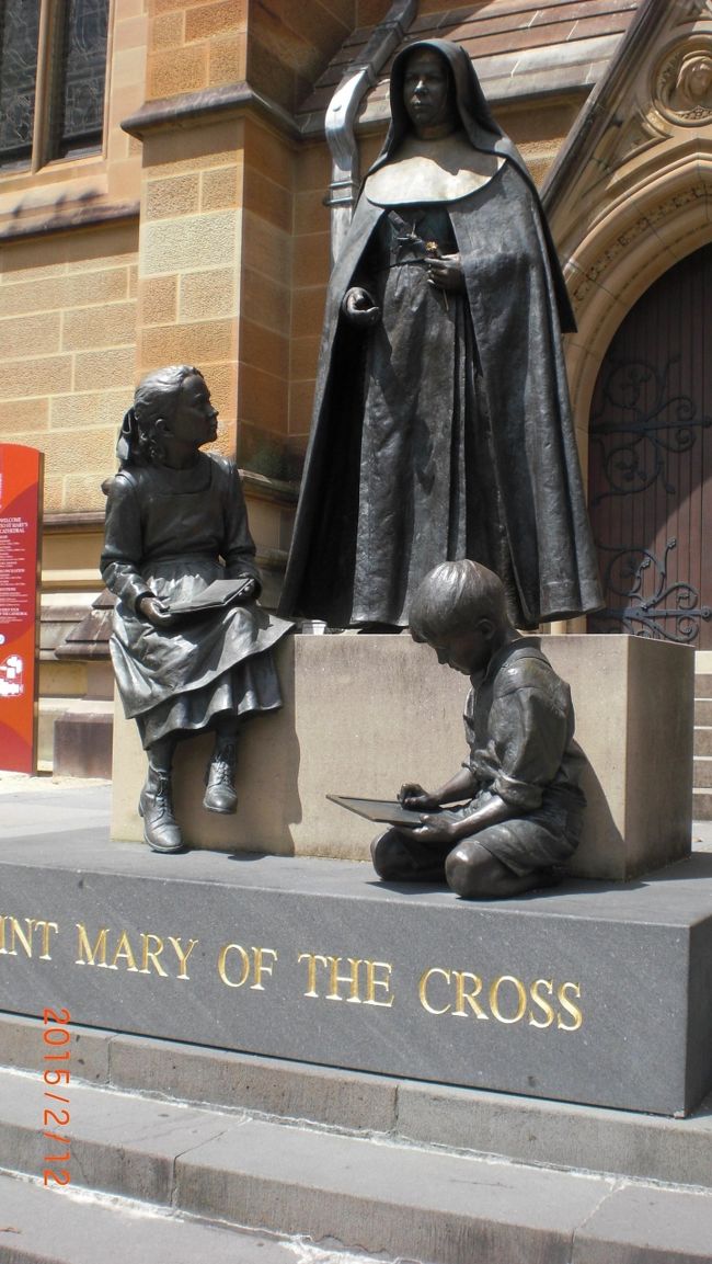 シドニーの街中には至る所に銅像が建ってます。清潔でゴミも無く、歴史を感じさせる…本当に住み易そうな街の印象です。