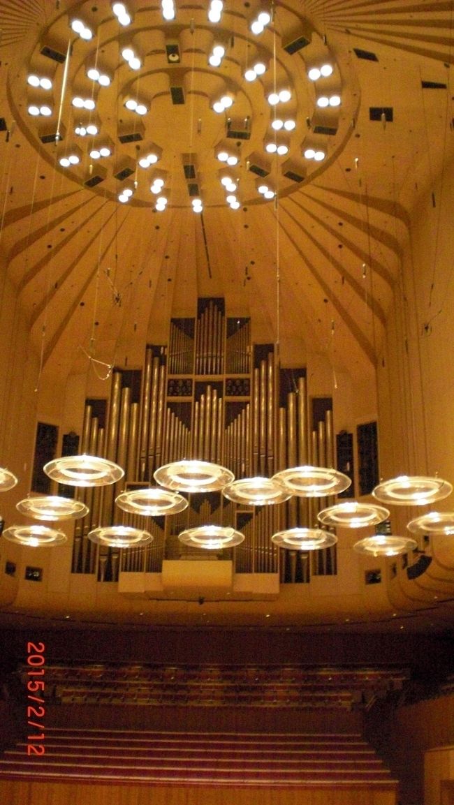 オペラハウスはコンサートホール・オペラシアター・ドラマシアターなど6つのホールを持つ複合施設…。ここはパイプオルガンのある一番大きなホールです。中間にプカプカ浮いて見える器具は、それが無いと天井が高すぎて、演者同士の声が聞こえ無くなってしまうそうです。