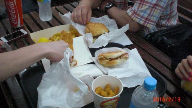 園内のカフェテリアで遅い昼食。フェザーデール動物園はおまけみたいな感じかなって、来る前は思ってましたが、思いの外内容が濃く、もしかしたら今回の旅行で一番印象に残った場所になったかも…。