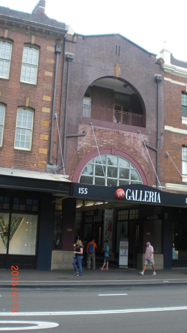 今日の一日観光が終わり市内に戻ってきました。ホテルではなく途中サーキュラー・キーで降ろしてもらいました。近くのＤＦＳギャラリアでショッピングしようとパスポートも持っていました。規模は思っていたより大きくとても楽しめました。…が、何も買えませんでした。ｅーチケットのコピーを持って来て無かったからです。(それが必要だったとは思わなくて、ホテルに置いてきてしまったのです。大失敗！！)オーストラリアは営業時間がとても短くて、ＤＦＳギャラリアさえも夜7時には閉店してしまいます。明日には帰国の途に着く私達、再び訪れる事はできませんでした。本当に残念！！！