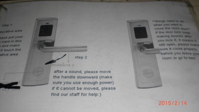 ホテル入口に鍵の説明文が貼ってあります。