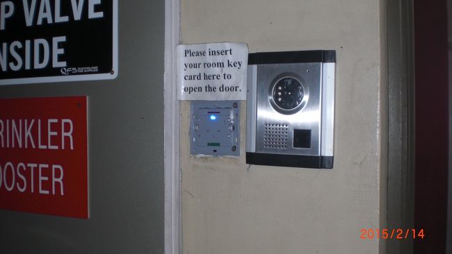 ほろ酔い気分でホテルに戻りました。昨日シドニーに着いて、今日豪華なシーフードを堪能して、明日はもう日本に帰ります。楽しい時間はアッと言う間に過ぎちゃいますね∞ホテルフロントは夜10時に閉まり、同時に入口にも鍵が掛けられます。宿泊者はカードキーをここで使って中に入ります。明日の為に、とても疲れてますが荷物を整理してオーストラリア滞在2日目が終了、今夜はお休みなさいです。