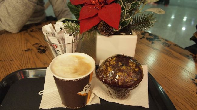 とりあえずすることもないので、出国審査を済ませて朝食を取ります。<br />アメリカンなカフェで。