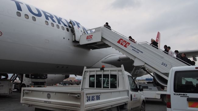 飛行機は沖止め！なのでバスでタラップへ。<br />沖止めって面倒なので嫌いなのですが、旦那さんは結構好きらしい。わくわくするよね、とのこと。