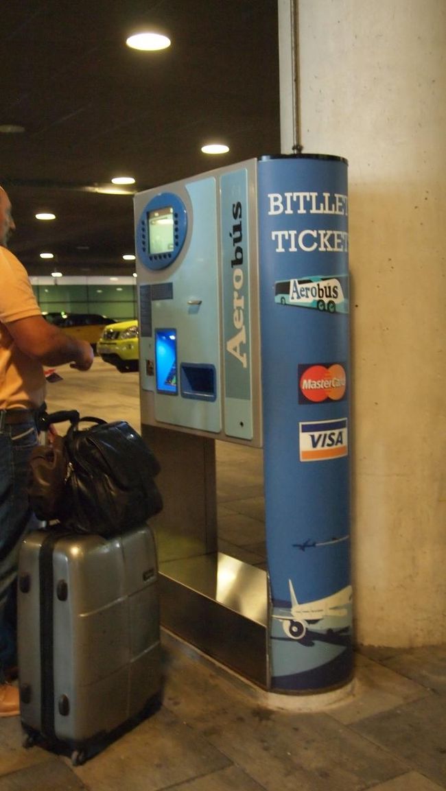 カタルーニャ広場までは5分おきにバスが出ています。<br />ていうか5分おきにバスが出てる空港なんて初めて見たよ…。<br /><br />また明日空港に戻って来るので切符を往復で買います。<br />往復だとちょっと安いのだ。