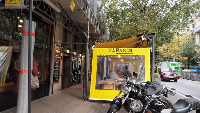 お腹も空いたのでランチに出かけます。<br />今回の私達は弾丸トラベラー！時間が惜しい。<br /><br />ホテルからすぐ側のタパス24というお店へ。