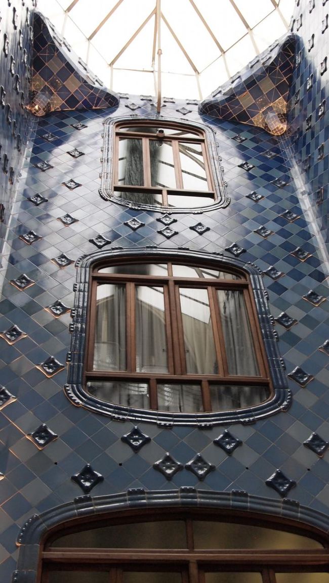 天窓から光が入って、建物中が明るいという設計のこのアパート。<br />今までガウディって直線の無いへんてこりんな建物をデザインする人、<br />ってイメージしか無かったんですが、<br />実は建築家としてすごい人なんですね。<br />機能性とか考えずにデザインだけ考えてるんだと思ってた。