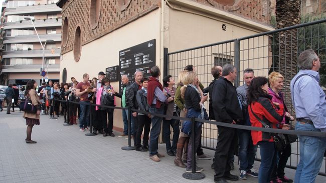 が、この大行列…。<br />ネットの口コミで入場予約をしておいた方が良いと散々書かれていたのを<br />「大丈夫っしょ〜」と言って無視した結果ですね。<br />だってバルセロナでの観光時間が読めなかったんだもん…！<br /><br />明日のAMも時間はあるのだけれど、<br />ここまで来て後回しにするのも何なのでとりあえず並ぶ。<br />日本なら10分くらいで済みそうな行列に30分以上並ぶ。