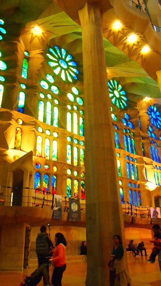 いやー美しい！<br />東と西でステンドグラスの色が違うので、<br />来る時間帯によって内部の色が違って見えるみたい。<br />太陽の角度のせいですね。